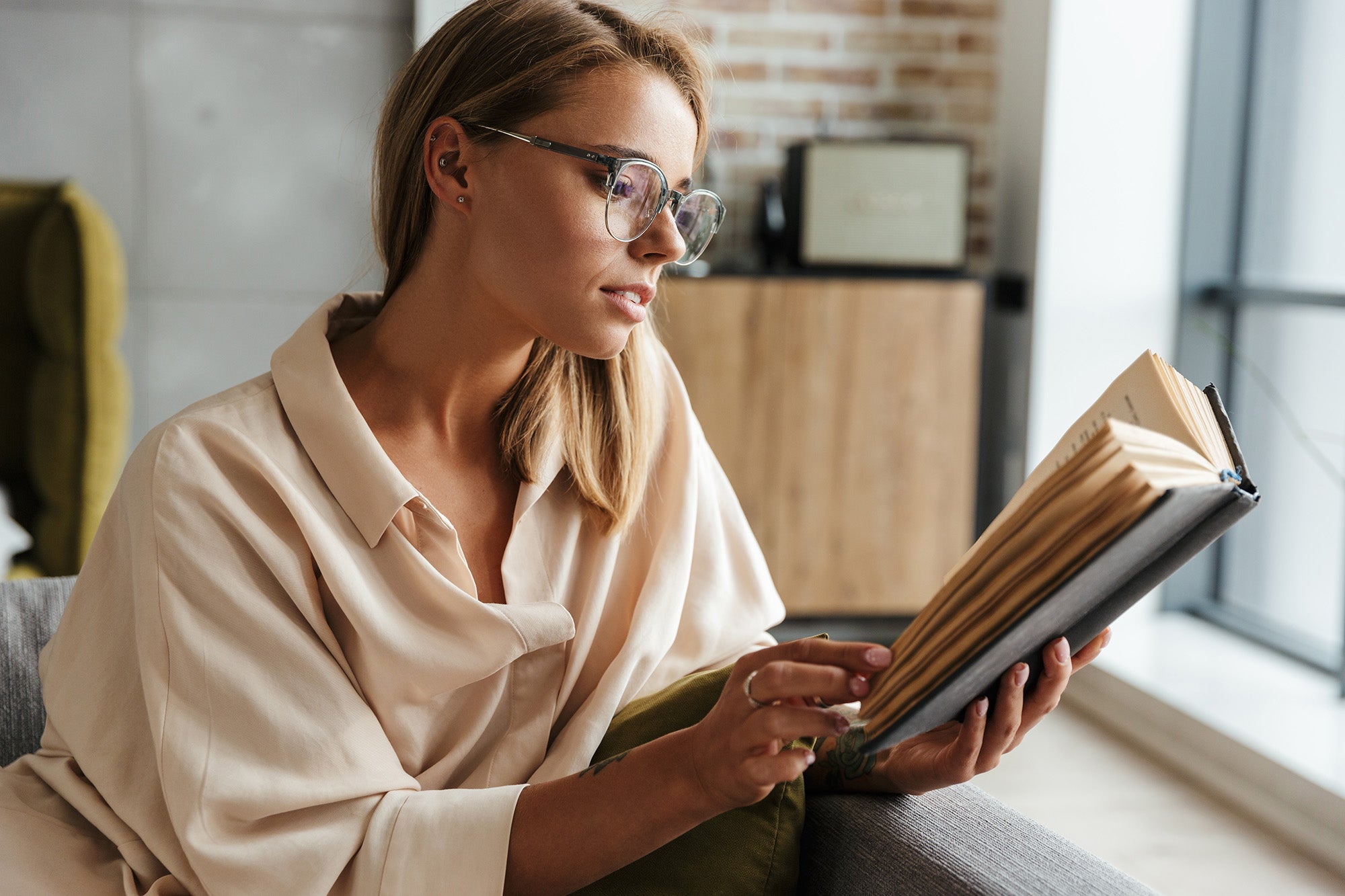 Reading Glasses That Don’t Look Like Reading Glasses: Elevate Your Everyday Vision and Protect Your Eyes